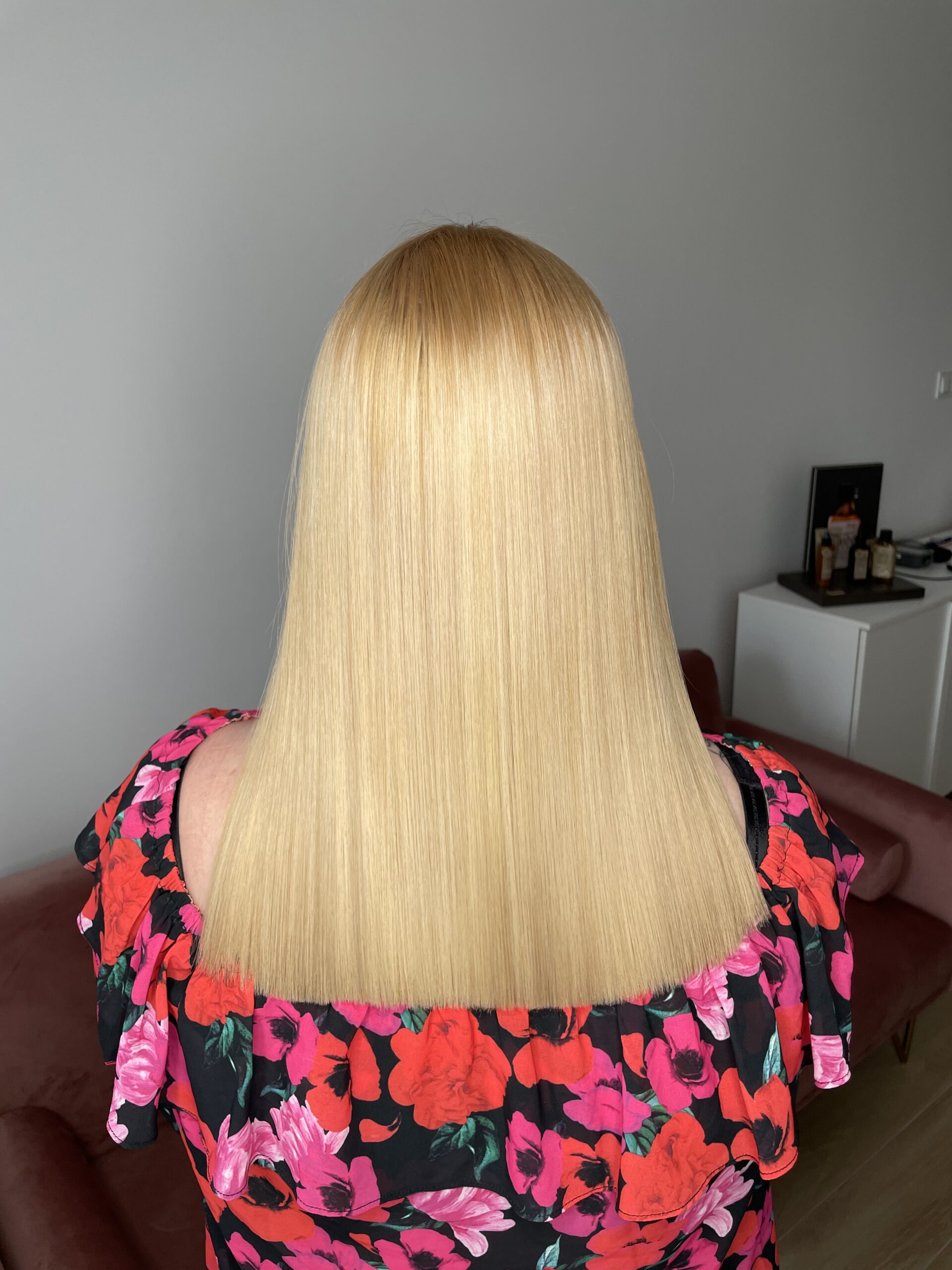 Blond włosy odżywione zabiegiem pielęgującym