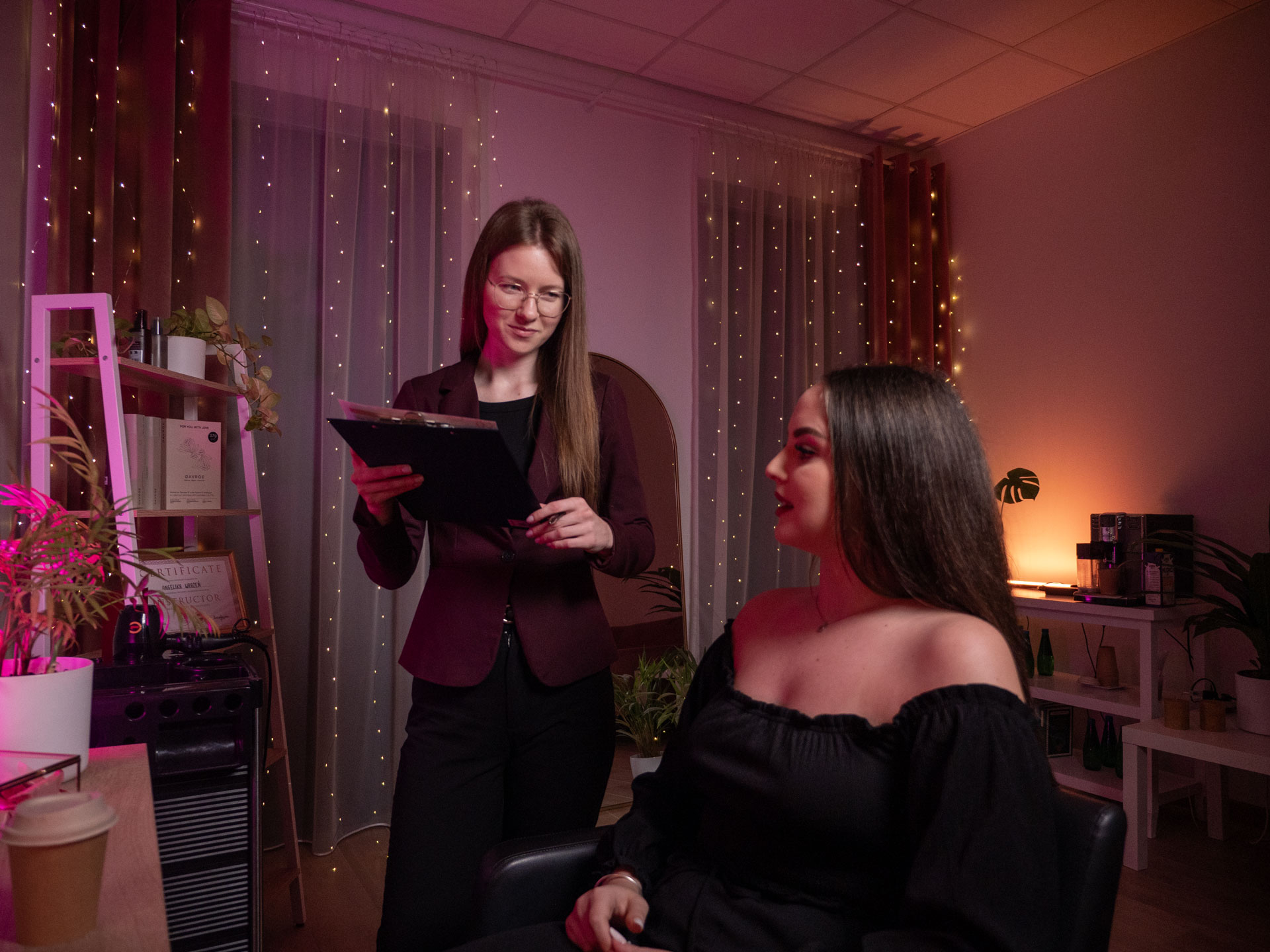 Konsultacja z klientką i dobór odpowiedniego zabiegu.