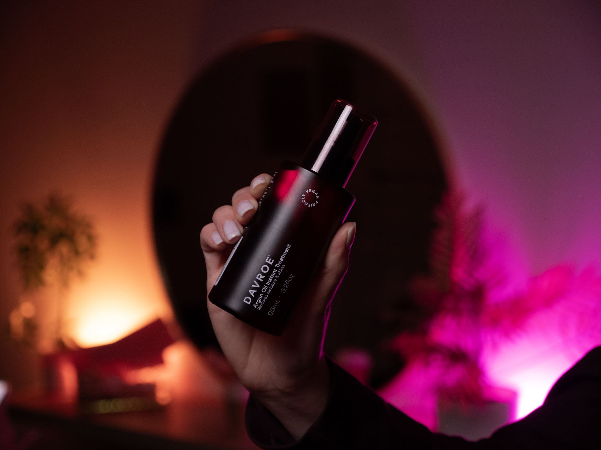 Olejek arganowy do włosów w bordowej, szklanej butelce.